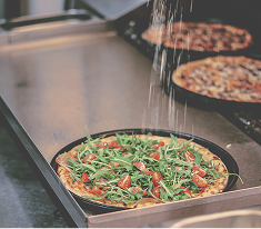Ofenfrische Pizza mit hausgemachtem Teig
